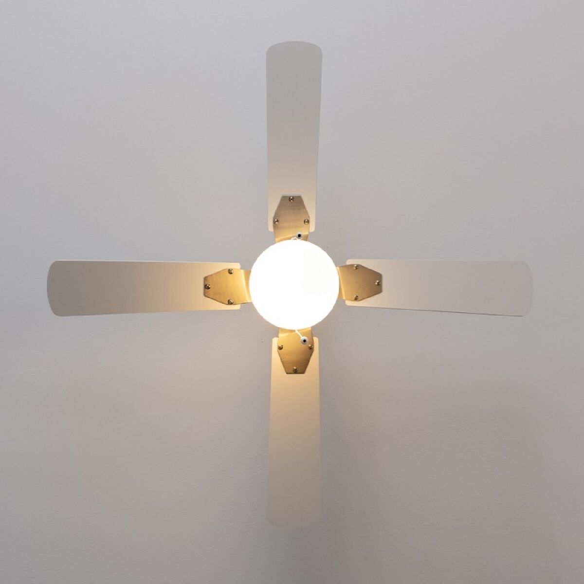 Takfläkt med belysning Cecotec EnergySilence Aero 450 Vit 50 W finns hos Aktivcamping