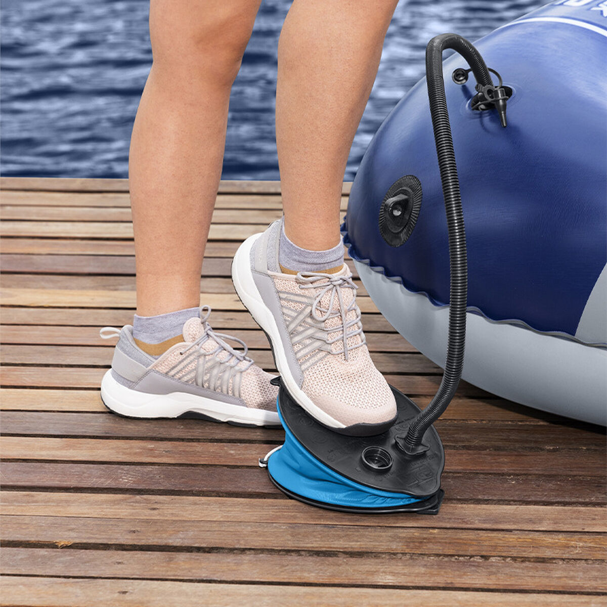 Luftpump Bestway 23 x 15 cm finns hos Aktivcamping