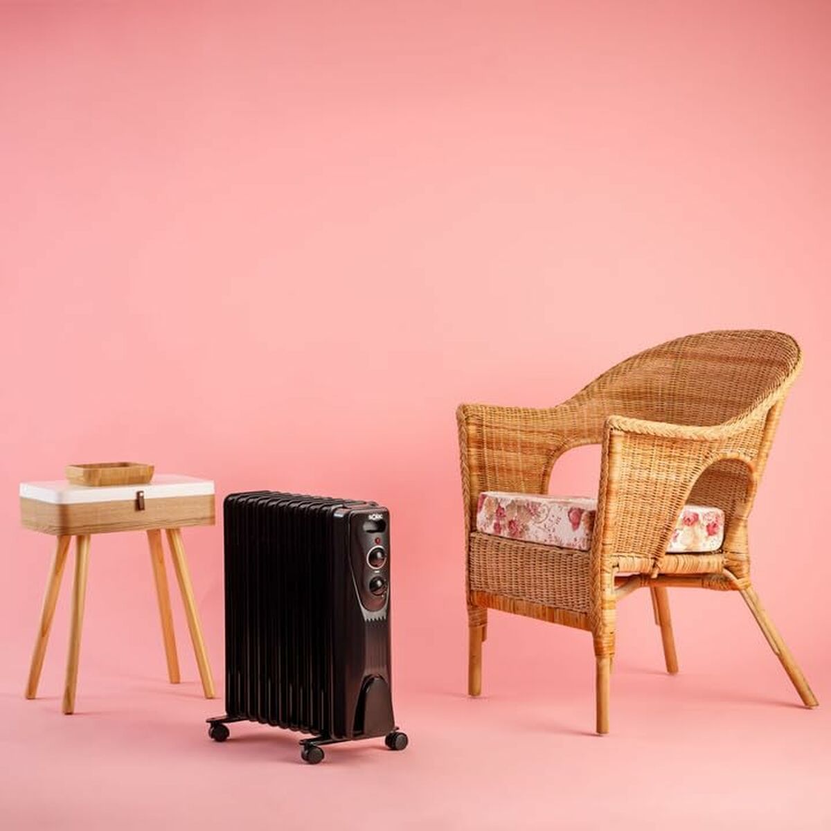 Oljeelement Solac RA810 Svart 2300 W finns hos Aktivcamping