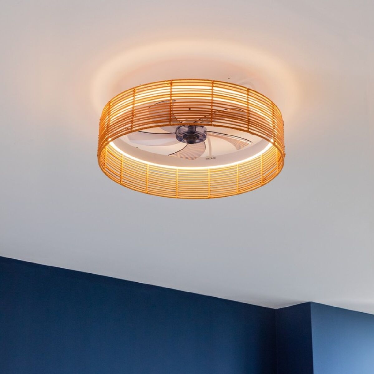 Takfläkt med belysning Cecotec EnergySilence LampAero 600 20 W 45 W finns hos Aktivcamping