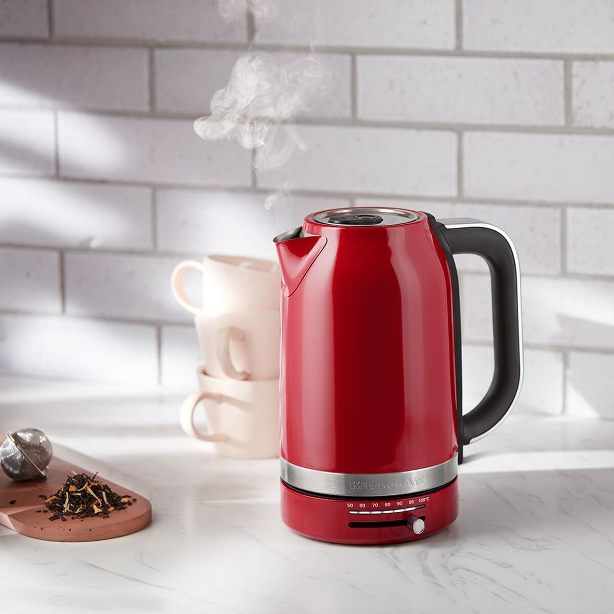 Vattenkokare KitchenAid 5KEK1701EER Röd plástico,acero inoxidable 2400 W 1,7 L (1 antal) finns hos Aktivcamping