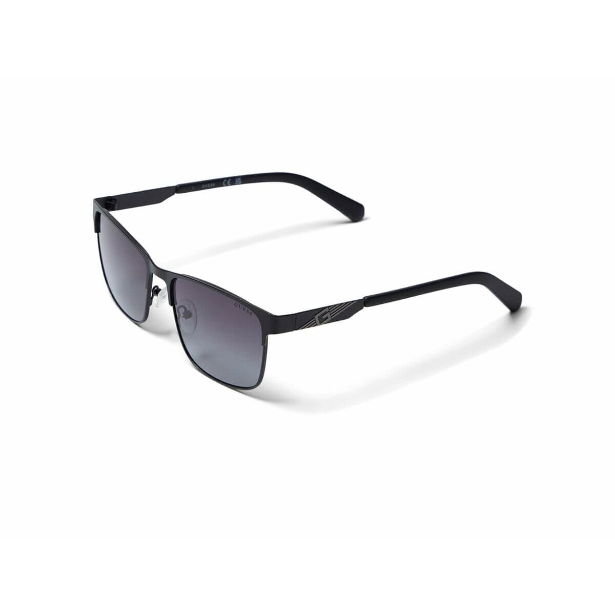 Herrsolglasögon Guess GF5098-5602B ø 56 mm finns hos Aktivcamping