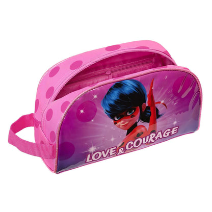 Skolnecessär Lady Bug Fuchsia 26 x 16 x 9 cm finns hos Aktivcamping
