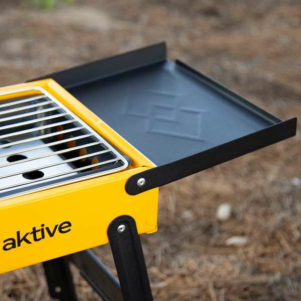 Bärbar Grill Aktive 89 x 22 x 32 cm finns hos Aktivcamping