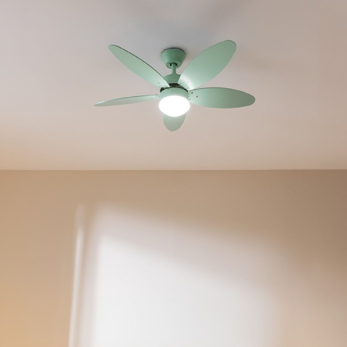 Takfläkt med belysning Cecotec EnergySilence Aero 4260 Mint 18 W 40 W finns hos Aktivcamping