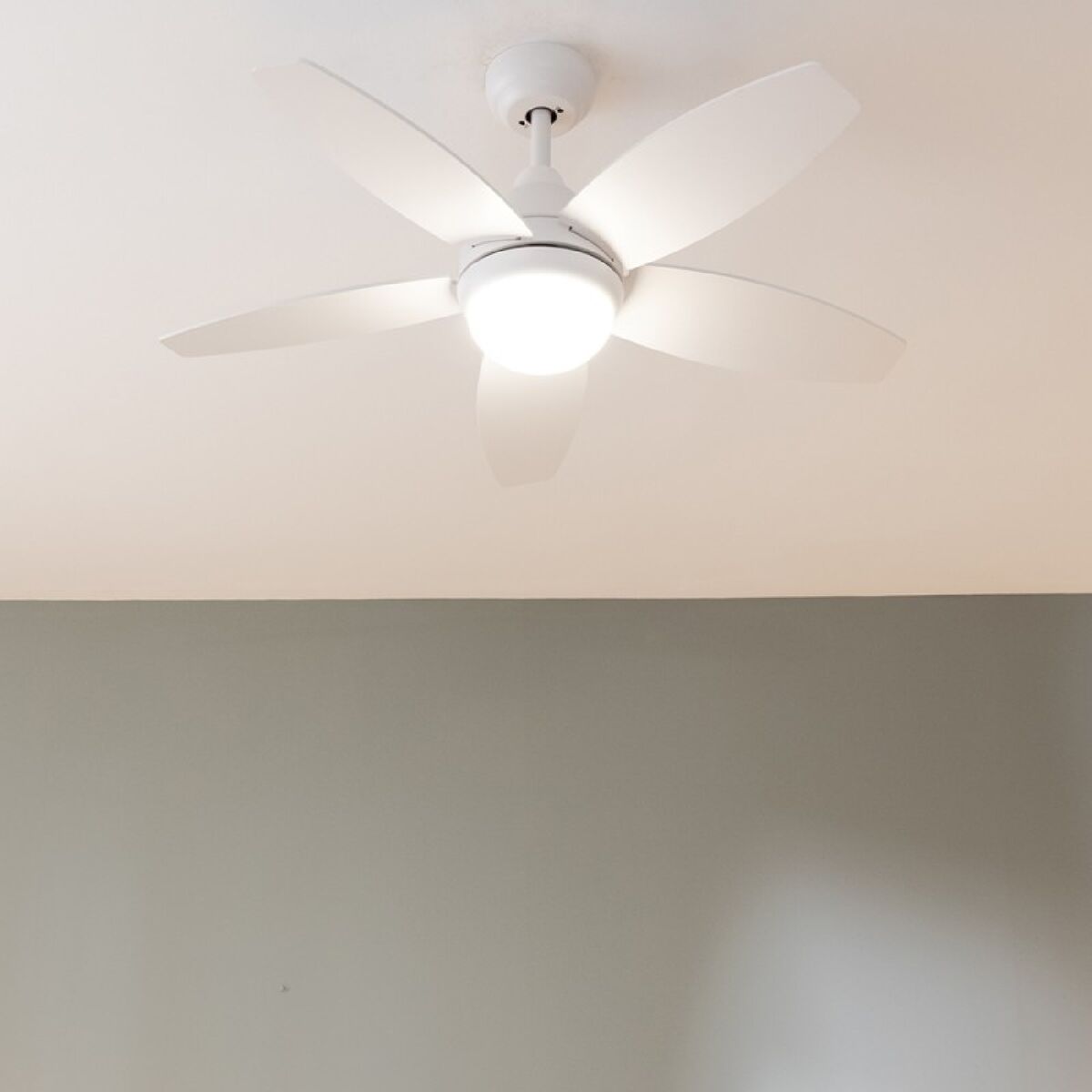 Takfläkt med belysning Cecotec EnergySilence Aero 4200 15 W 53 W - finns hos Aktivcamping