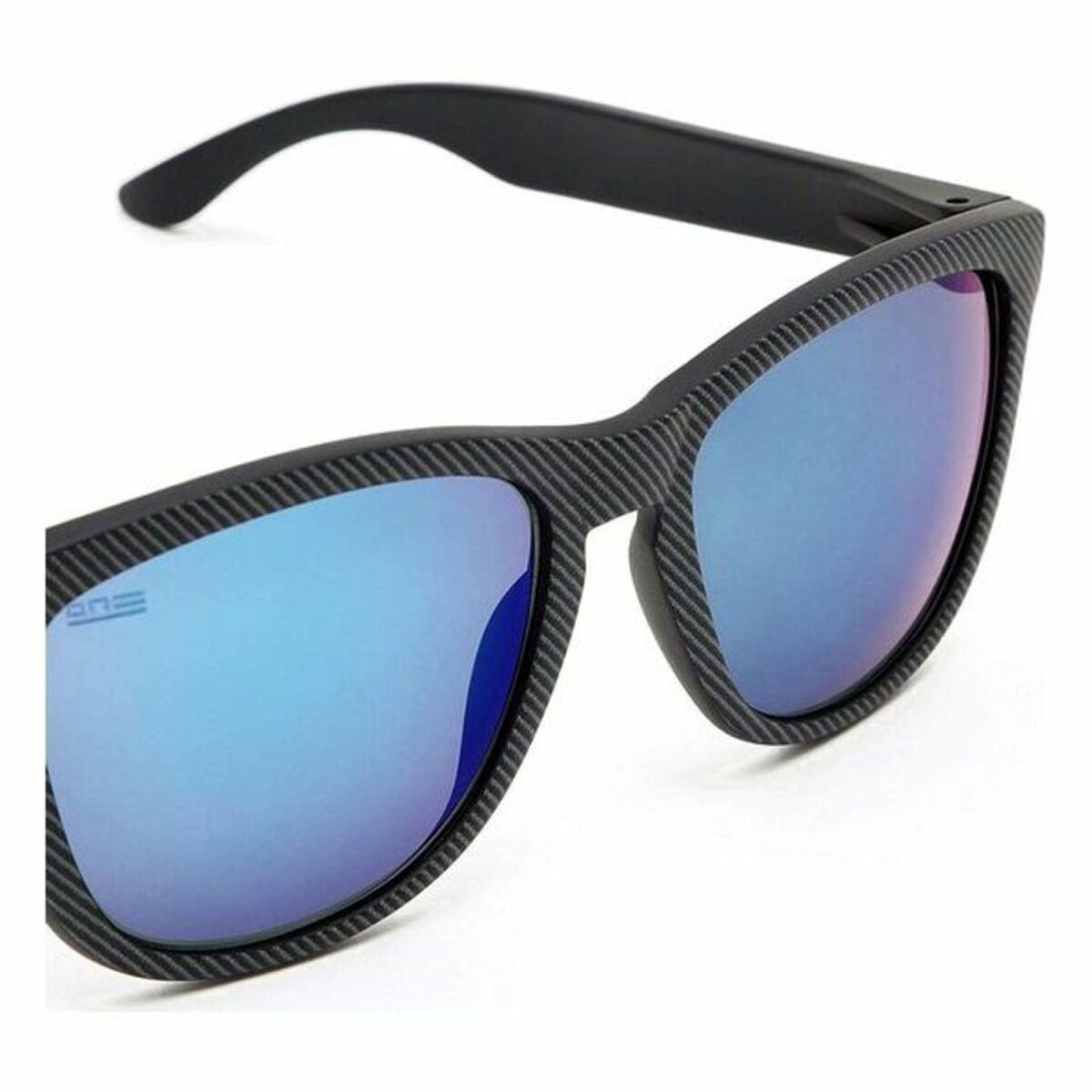 Herrsolglasögon One Carbono Sky One Hawkers ONE CARBONO Svart ø 54 mm finns hos Aktivcamping