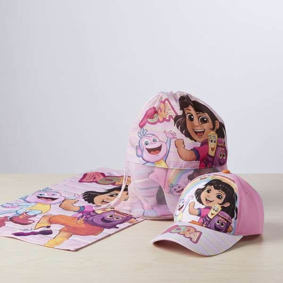 Badset Dora The Explorer med Handduk Keps och Väska finns hos Aktivcamping