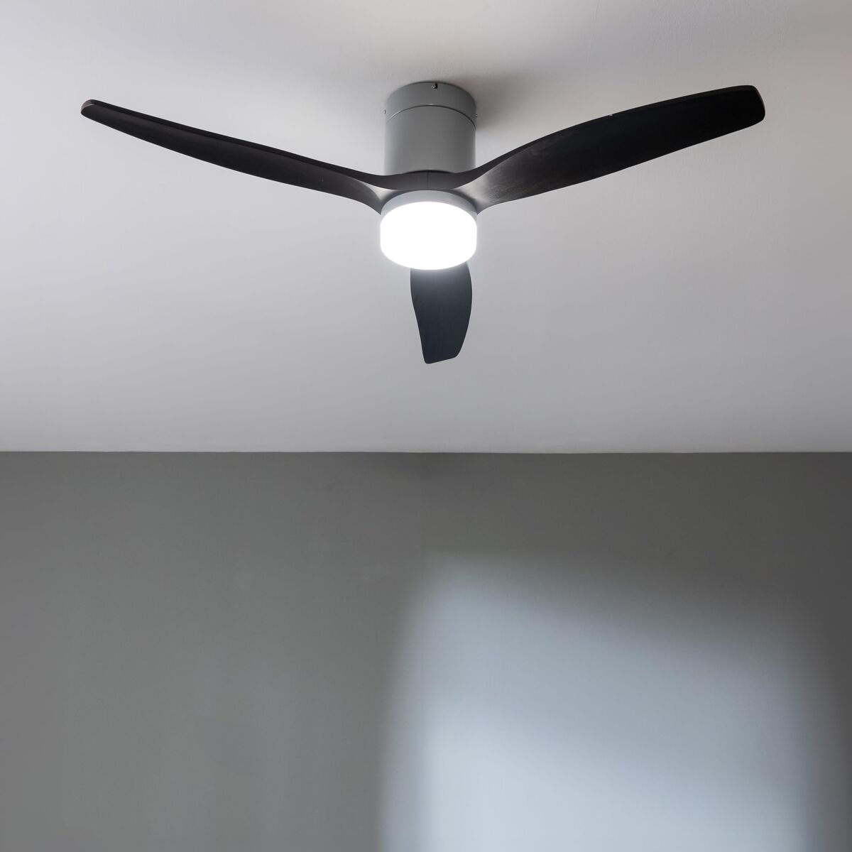 Takfläkt med belysning Cecotec EnergySilence Aero 5600 Svart Metall finns hos Aktivcamping