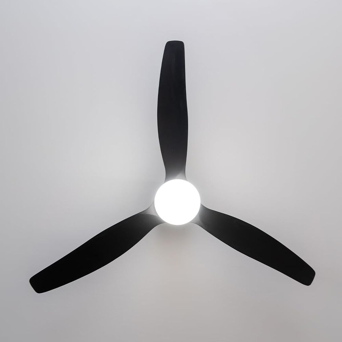Takfläkt med belysning Cecotec EnergySilence Aero 5600 Svart Metall finns hos Aktivcamping