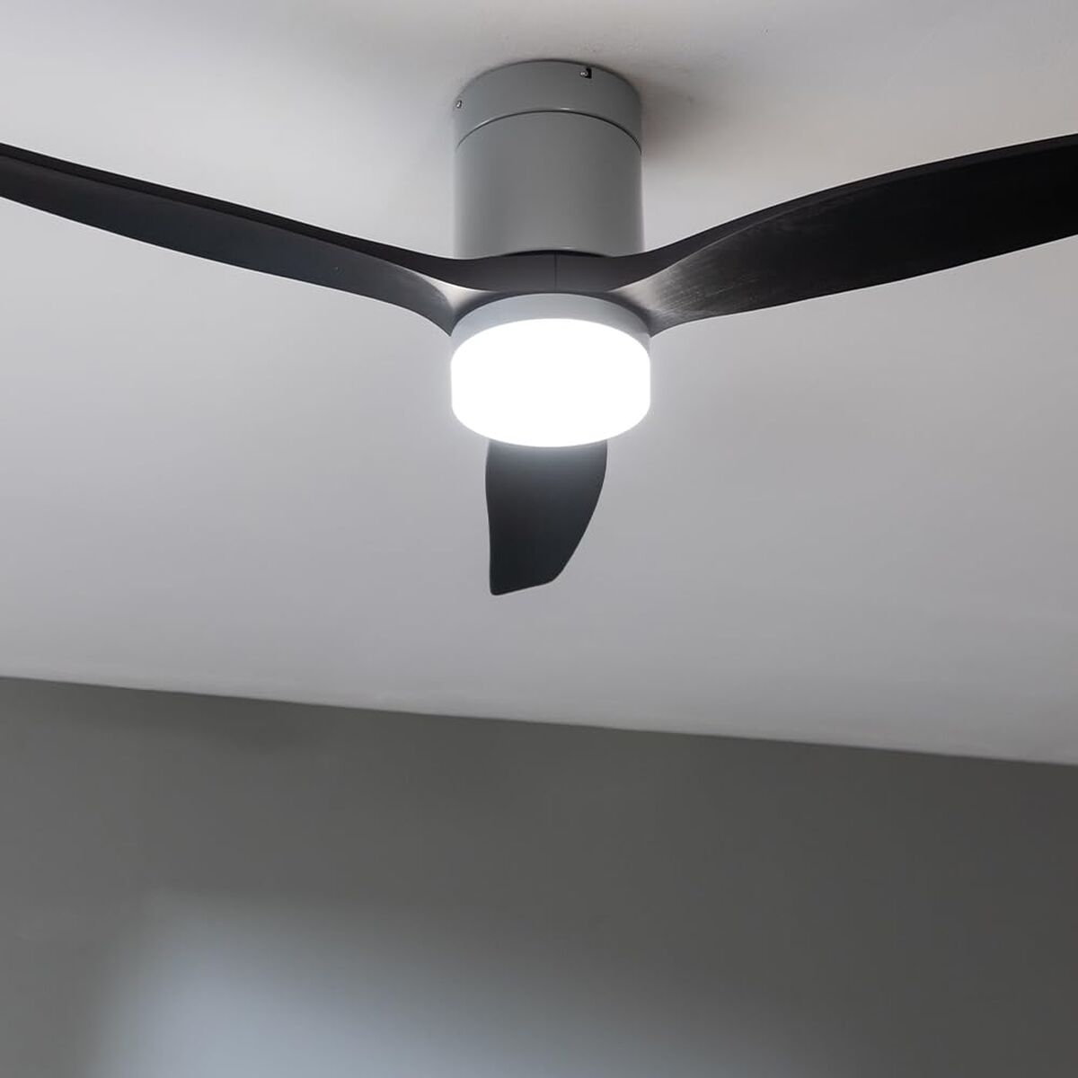 Takfläkt med belysning Cecotec EnergySilence Aero 5600 Svart Metall finns hos Aktivcamping