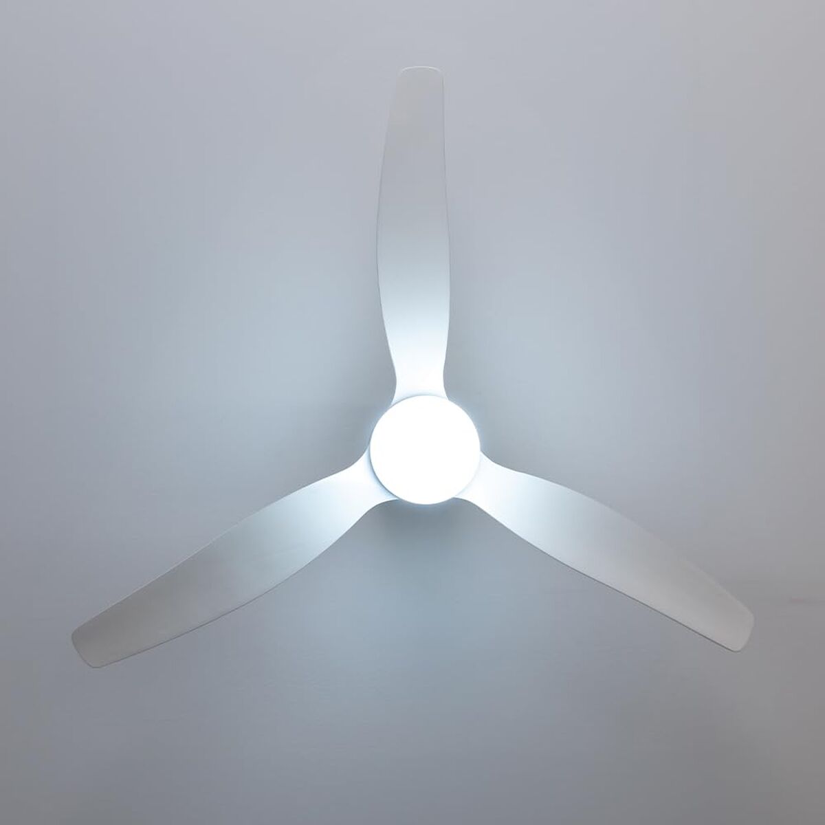 Takfläkt med belysning Cecotec Aero 5600 Classic Vit Svart finns hos Aktivcamping