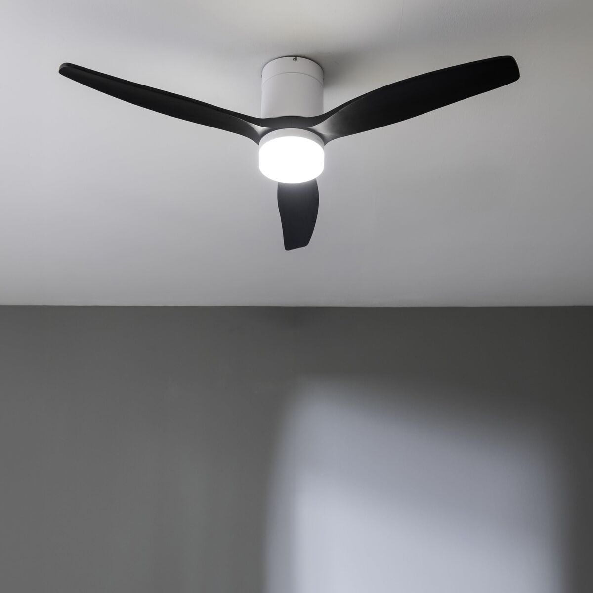 Takfläkt med belysning Cecotec EnergySilence Aero 5600 Vit Svart - finns hos Aktivcamping