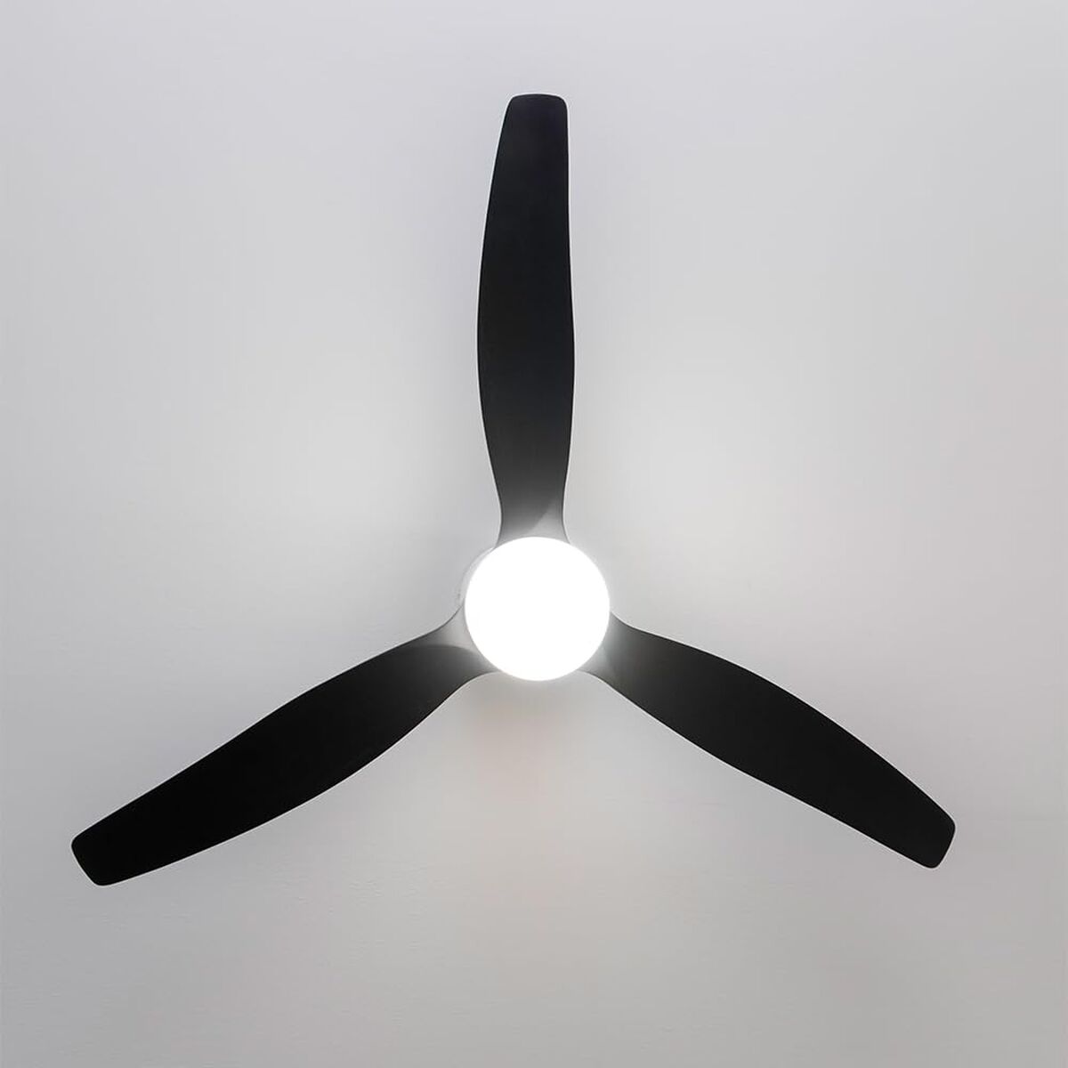 Takfläkt med belysning Cecotec EnergySilence Aero 5600 Vit Svart - finns hos Aktivcamping