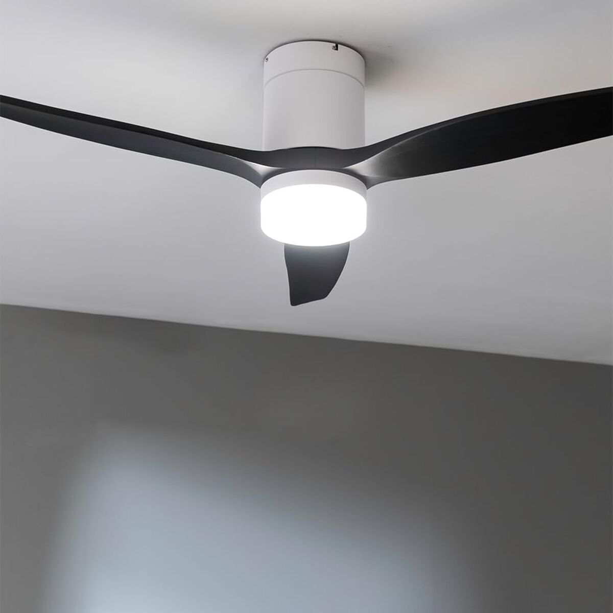 Takfläkt med belysning Cecotec EnergySilence Aero 5600 Vit Svart - finns hos Aktivcamping