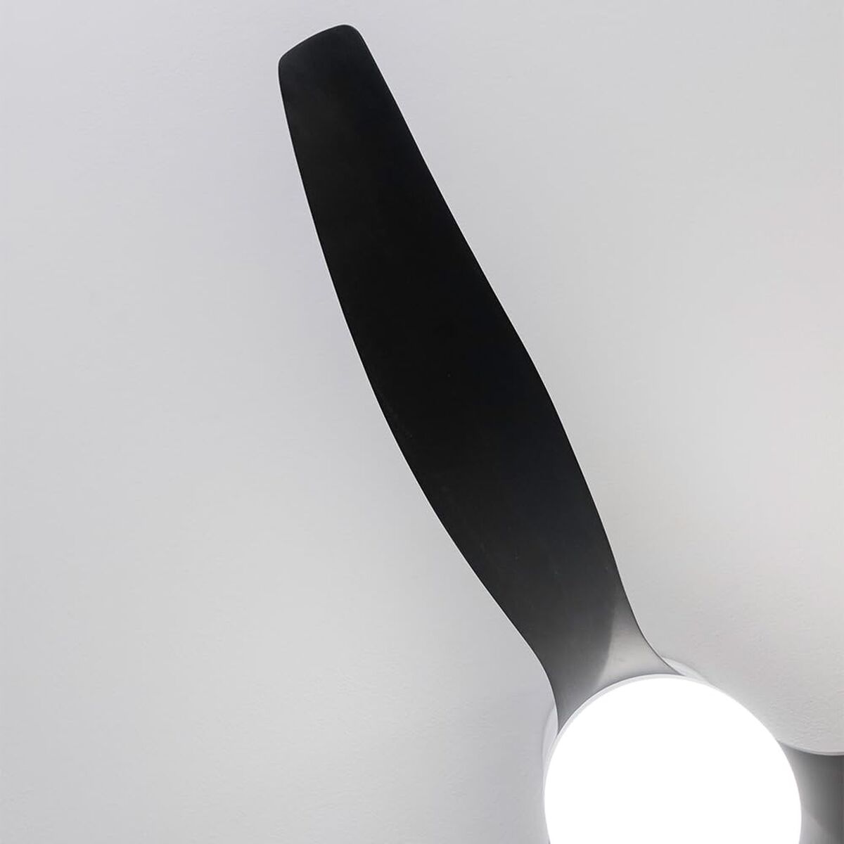 Takfläkt med belysning Cecotec EnergySilence Aero 5600 Vit Svart - finns hos Aktivcamping