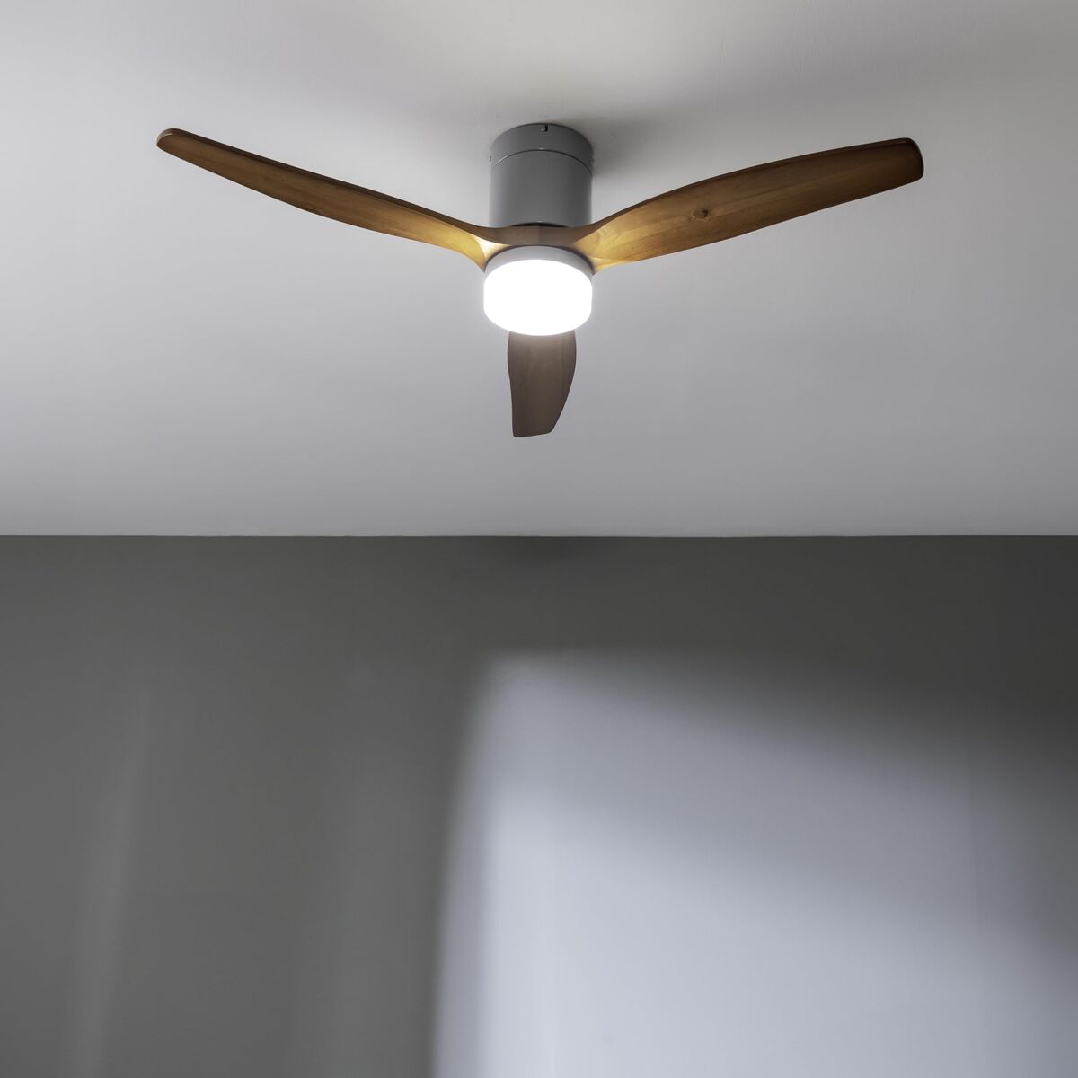 Takfläkt med belysning Cecotec EnergySilence Aero 5600 Svart Mörkbrun - finns hos Aktivcamping
