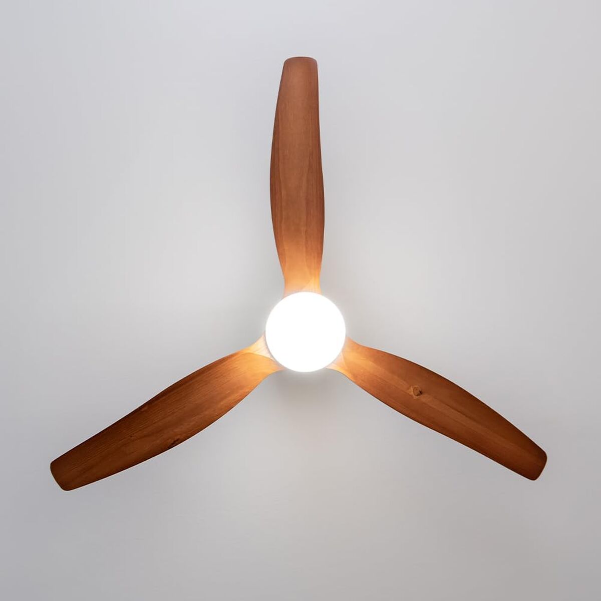 Takfläkt med belysning Cecotec EnergySilence Aero 5600 Svart Mörkbrun - finns hos Aktivcamping