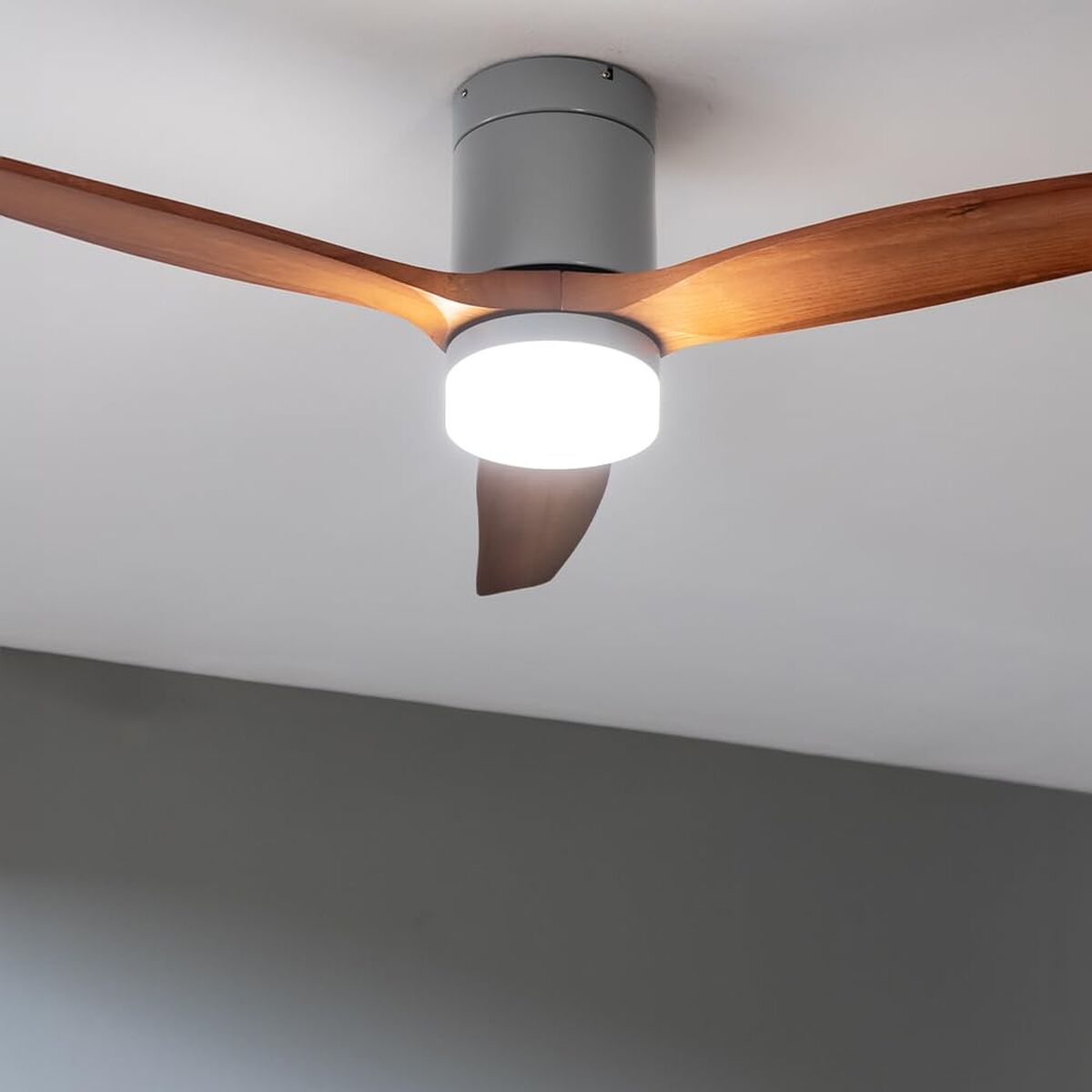 Takfläkt med belysning Cecotec EnergySilence Aero 5600 Svart Mörkbrun - finns hos Aktivcamping
