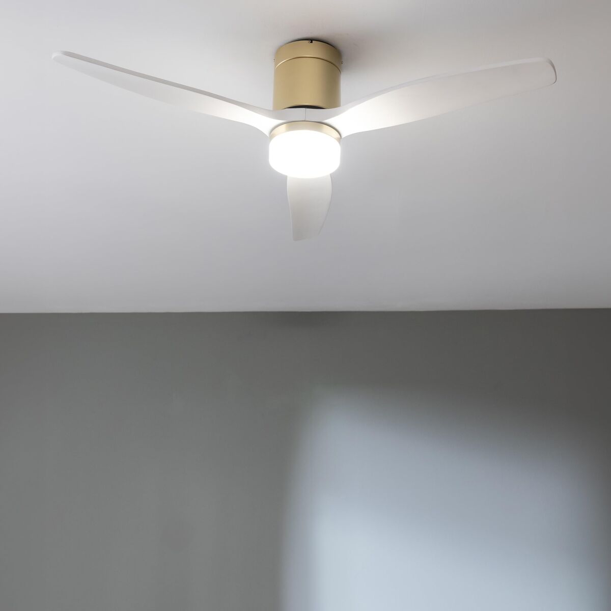 Takfläkt med belysning Cecotec EnergySilence Aero 5600 Vit Gyllene finns hos Aktivcamping
