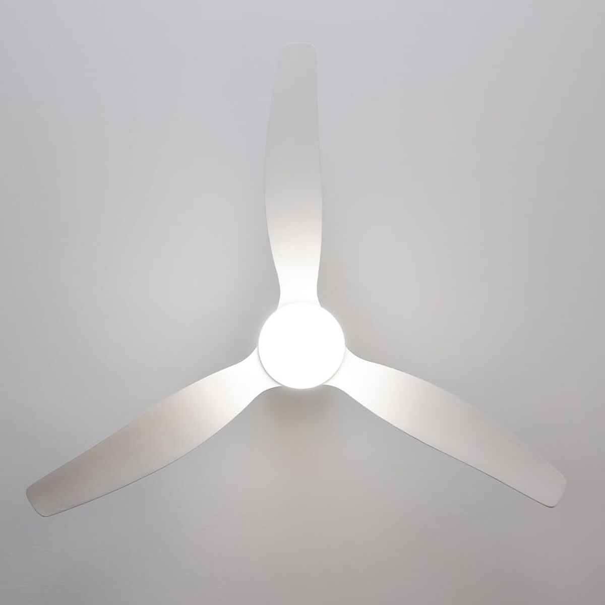 Takfläkt med belysning Cecotec EnergySilence Aero 5600 Vit Gyllene finns hos Aktivcamping