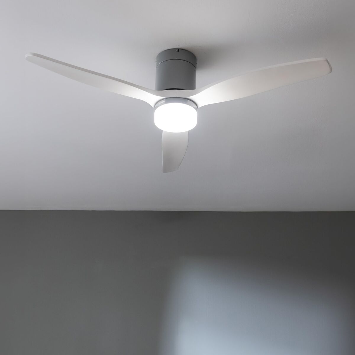 Takfläkt med belysning Cecotec EnergySilence Aero 5600 Classic Vit Metallic finns hos Aktivcamping
