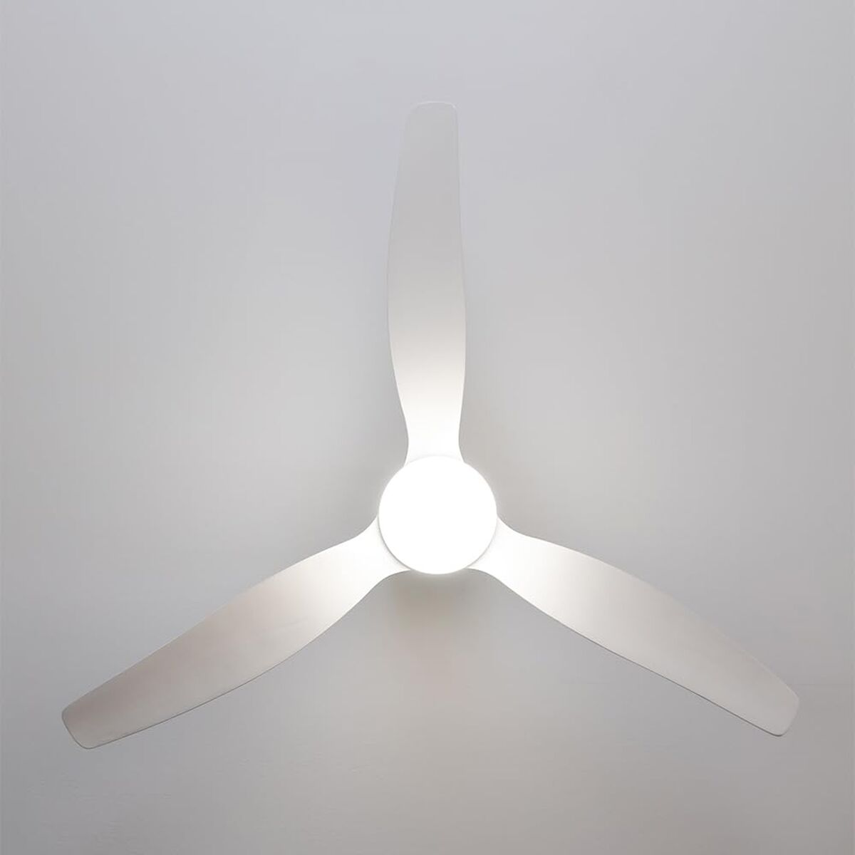 Takfläkt med belysning Cecotec EnergySilence Aero 5600 Classic Vit Metallic finns hos Aktivcamping