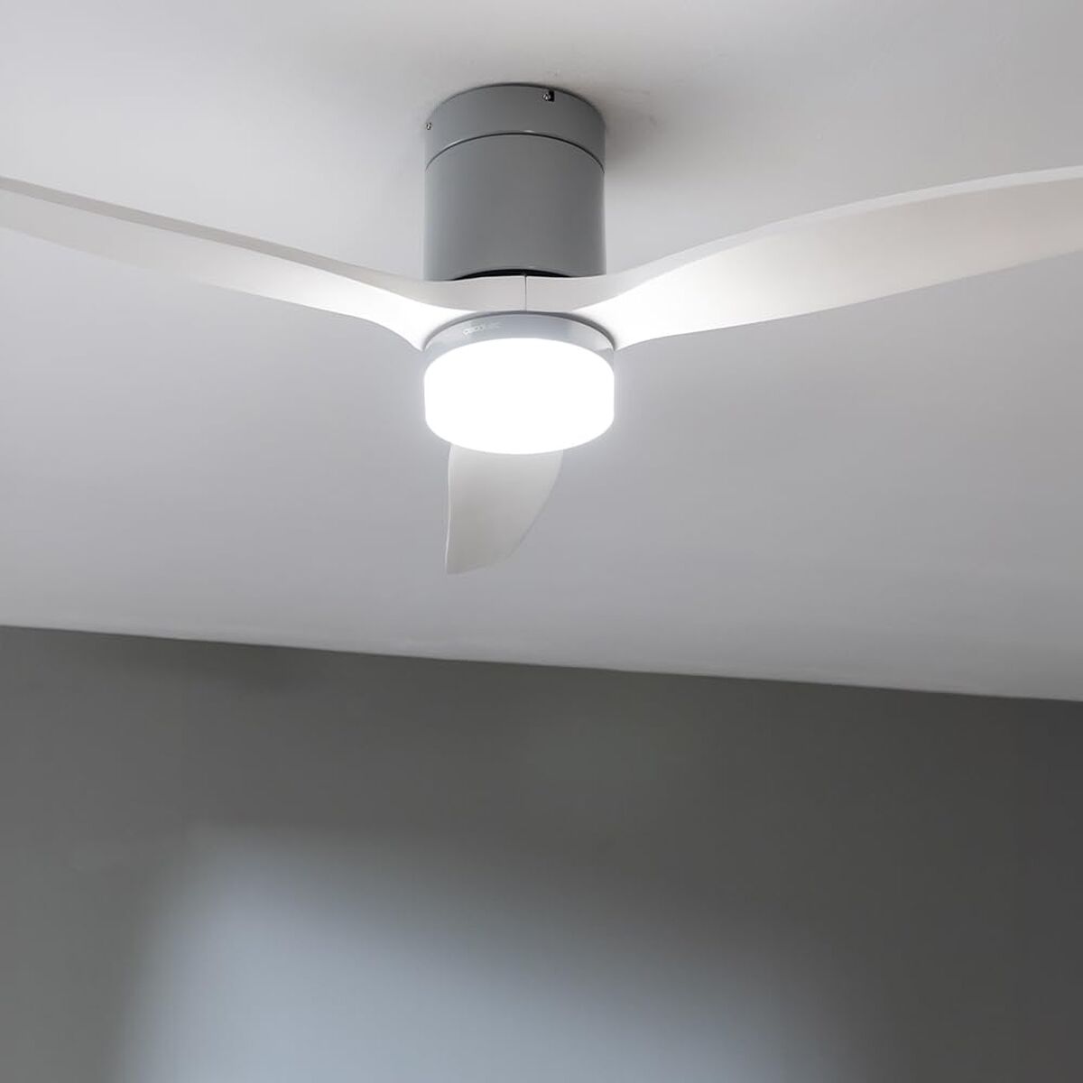 Takfläkt med belysning Cecotec EnergySilence Aero 5600 Classic Vit Metallic finns hos Aktivcamping