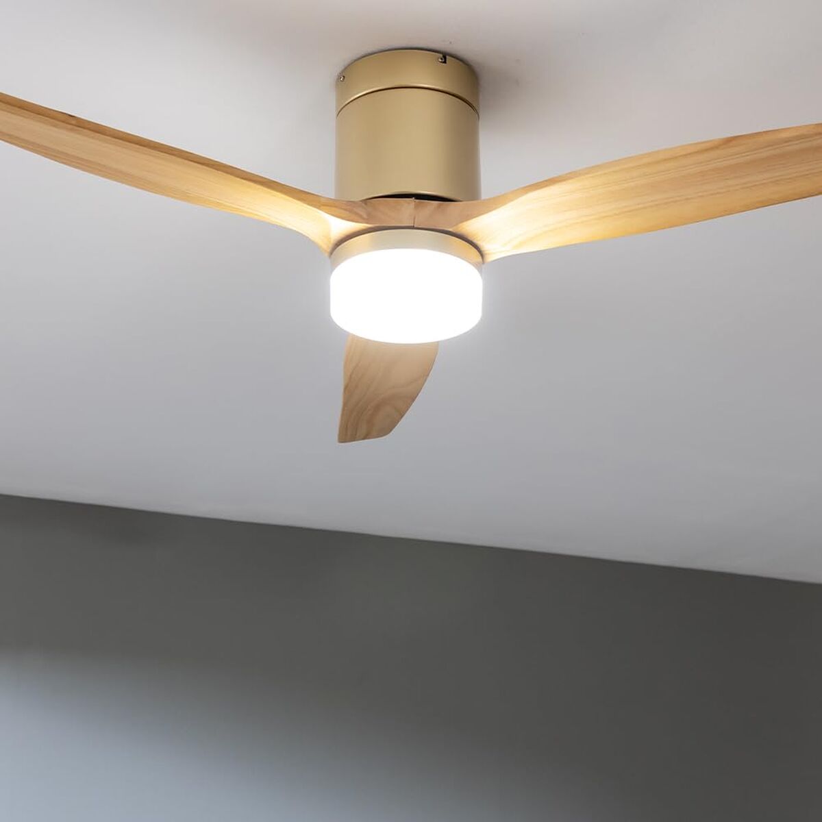 Takfläkt med belysning Cecotec EnergySilence Aero 5600 Gyllene Trä finns hos Aktivcamping