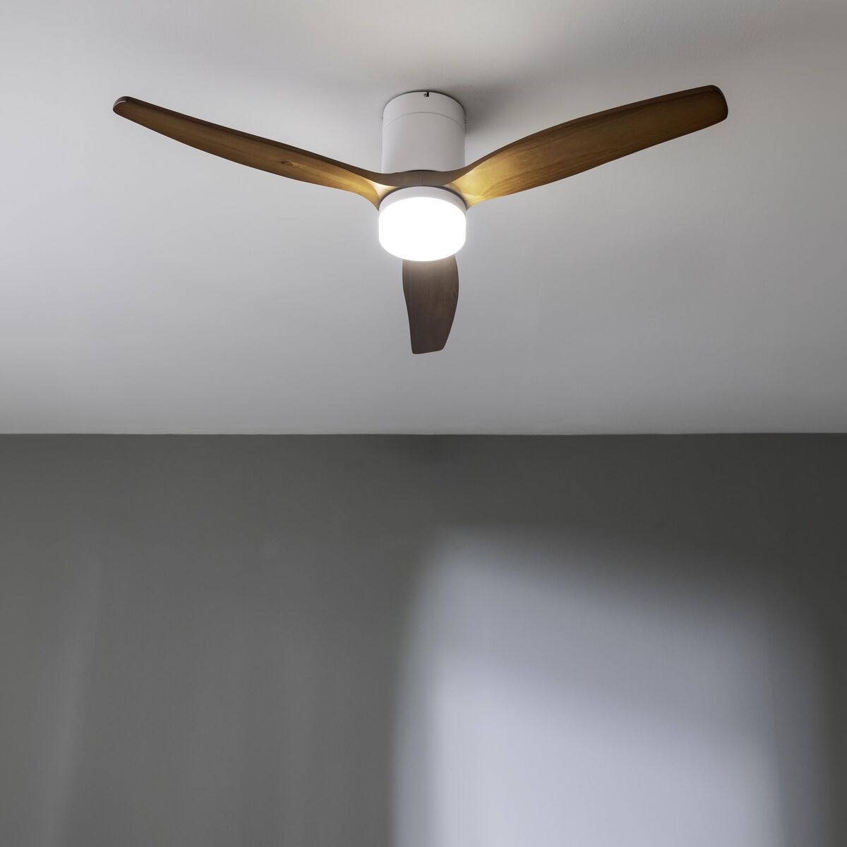 Takfläkt med belysning Cecotec EnergySilence Aero 5600 Vit Trä finns hos Aktivcamping