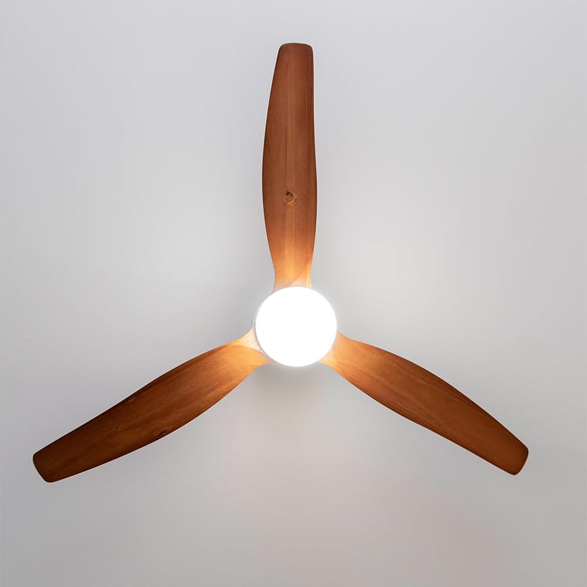 Takfläkt med belysning Cecotec EnergySilence Aero 5600 Vit Trä finns hos Aktivcamping