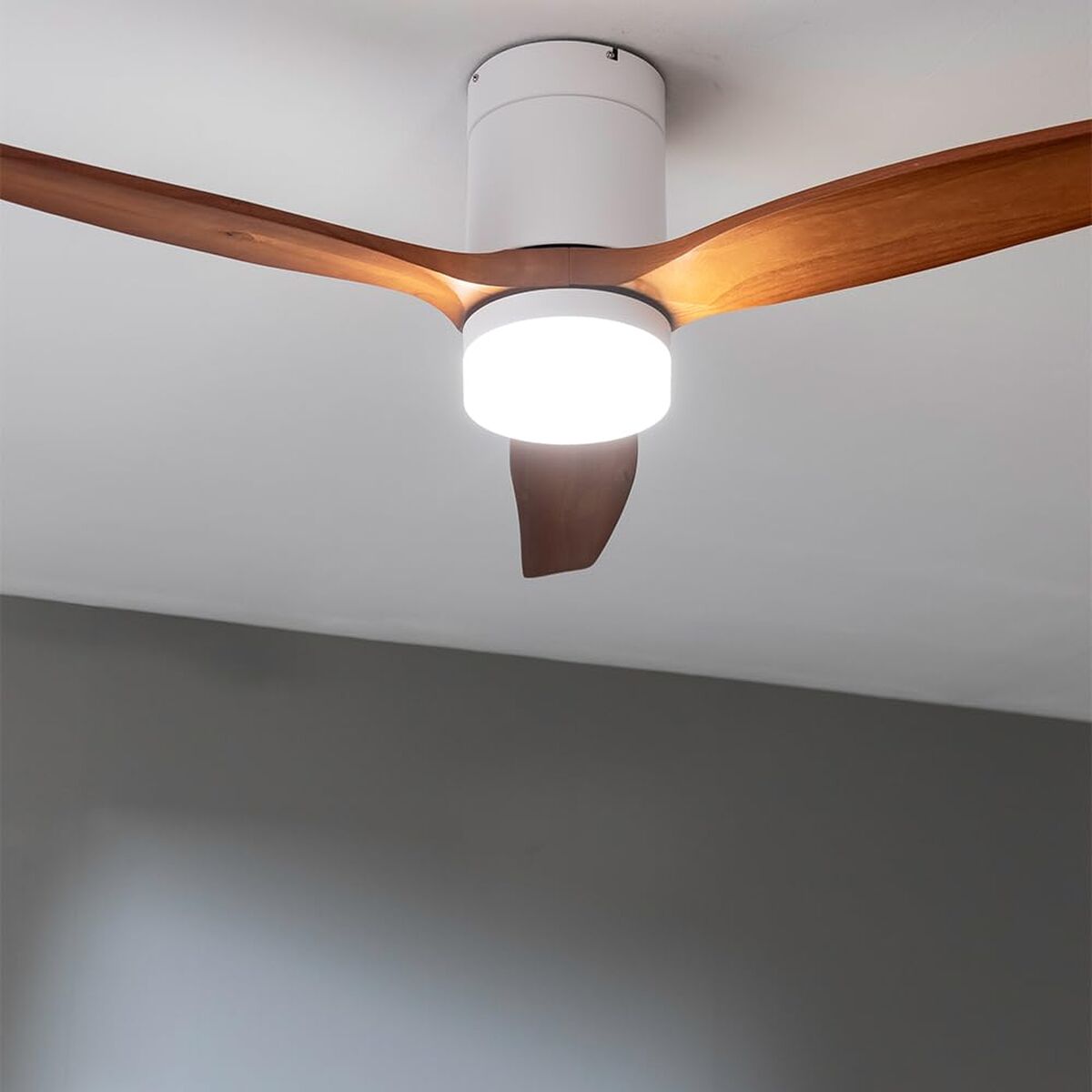 Takfläkt med belysning Cecotec EnergySilence Aero 5600 Vit Trä finns hos Aktivcamping