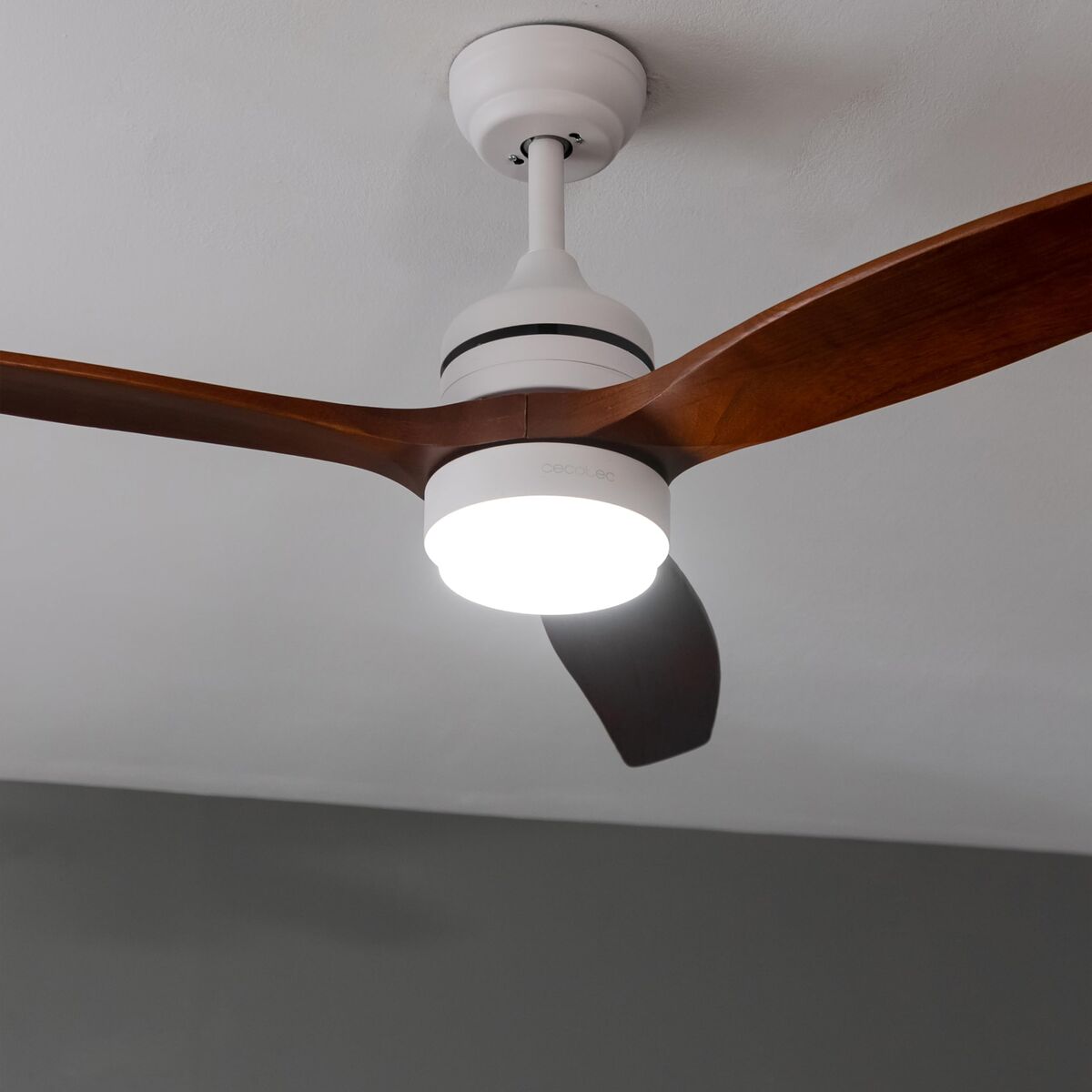Takfläkt med belysning Cecotec EnergySilence Aero 5230 Vit Svart Trä finns hos Aktivcamping