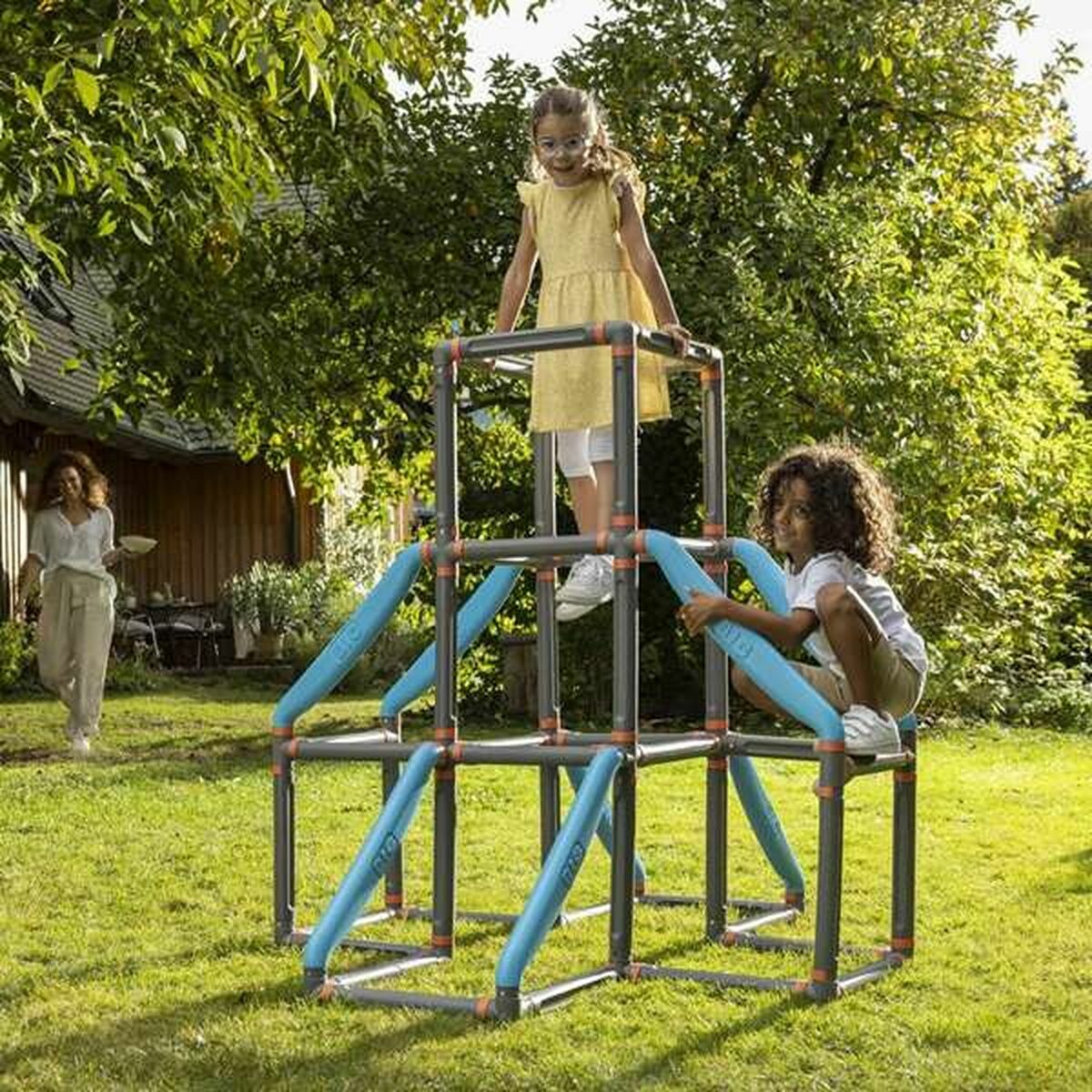 Aktivitetscentrum Smoby BIG Kraxxl The Tower finns hos Aktivcamping