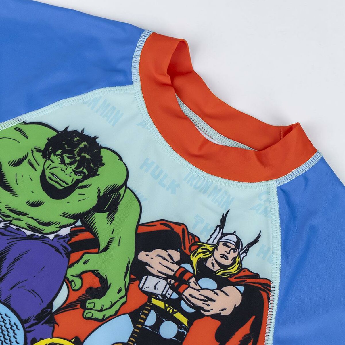 Badtröja The Avengers Blå finns hos Aktivcamping