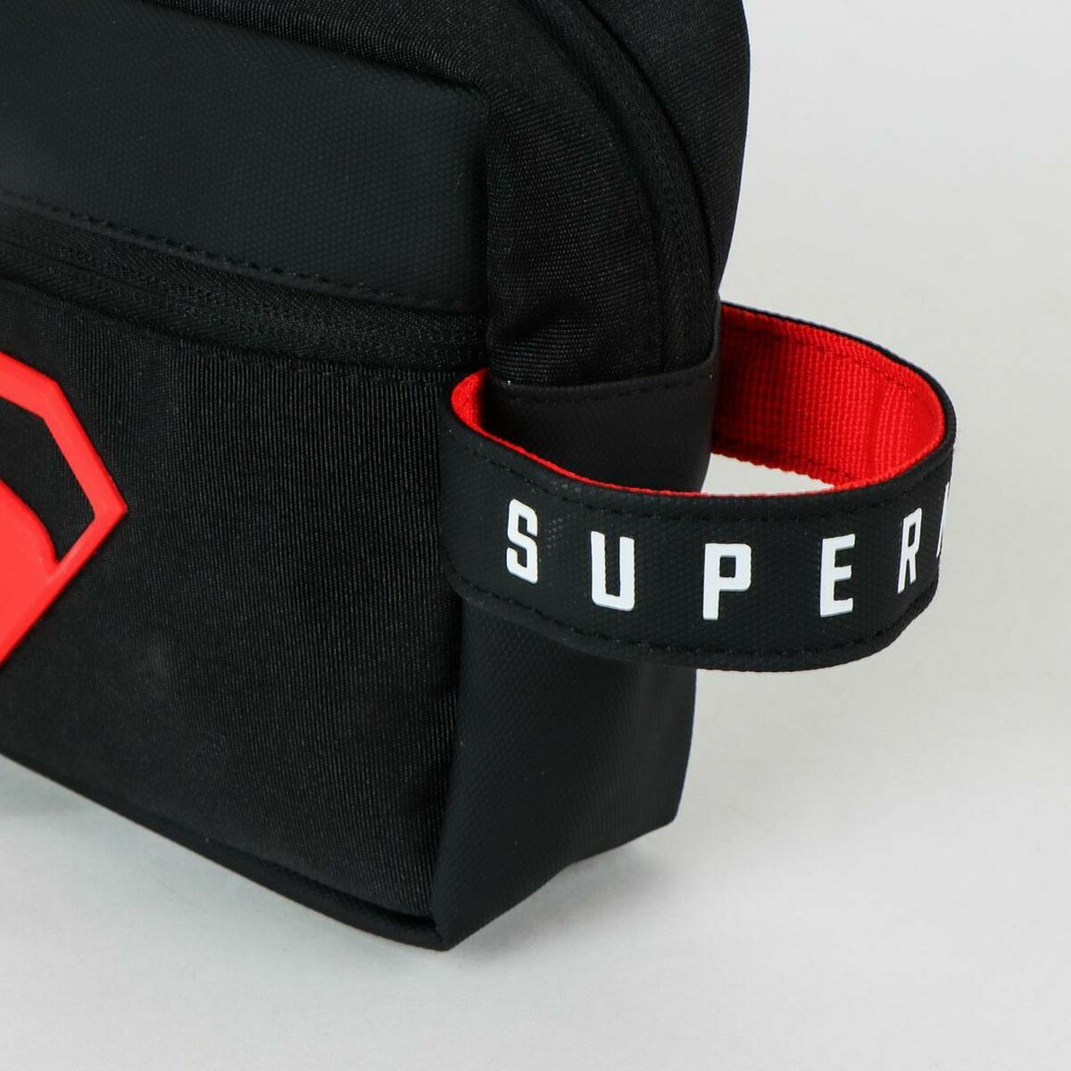 Barnnecessär Superman black finns hos Aktivcamping