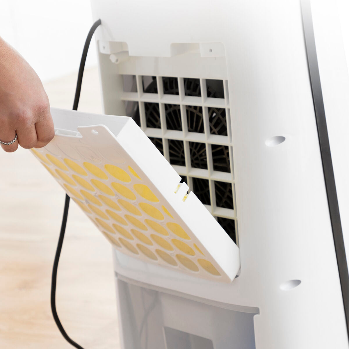 Bladlös, evaporativ luftkonditionering med LED Evareer InnovaGoods finns hos Aktivcamping