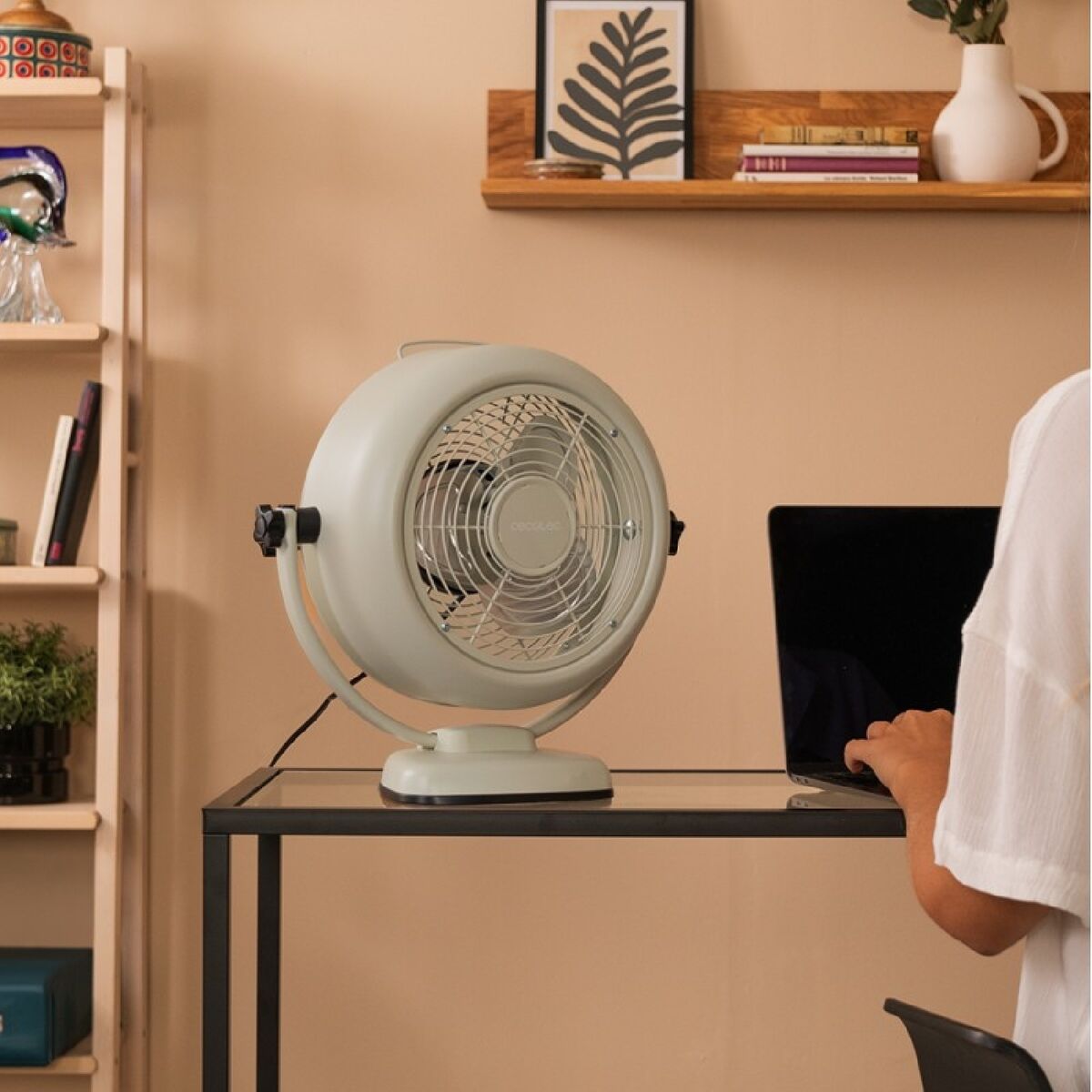 Bordsfläkt Cecotec EnergySilence 800 RetroDesk Beige 20 W finns hos Aktivcamping
