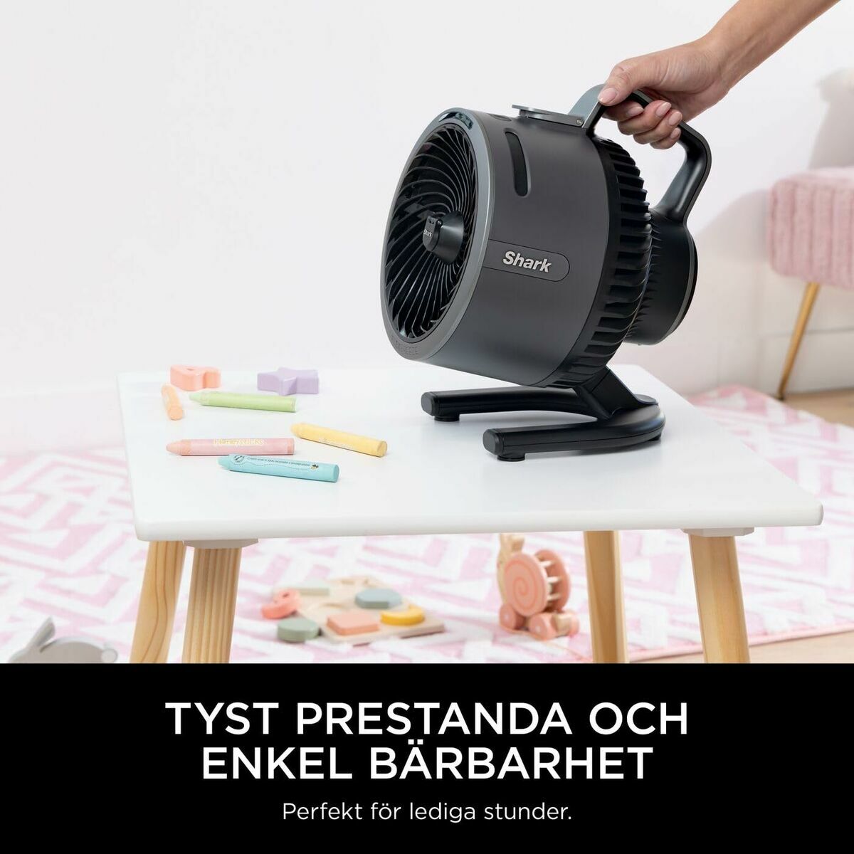 Bordsfläkt Shark Grå - Batteridrift och Elnät finns hos Aktivcamping