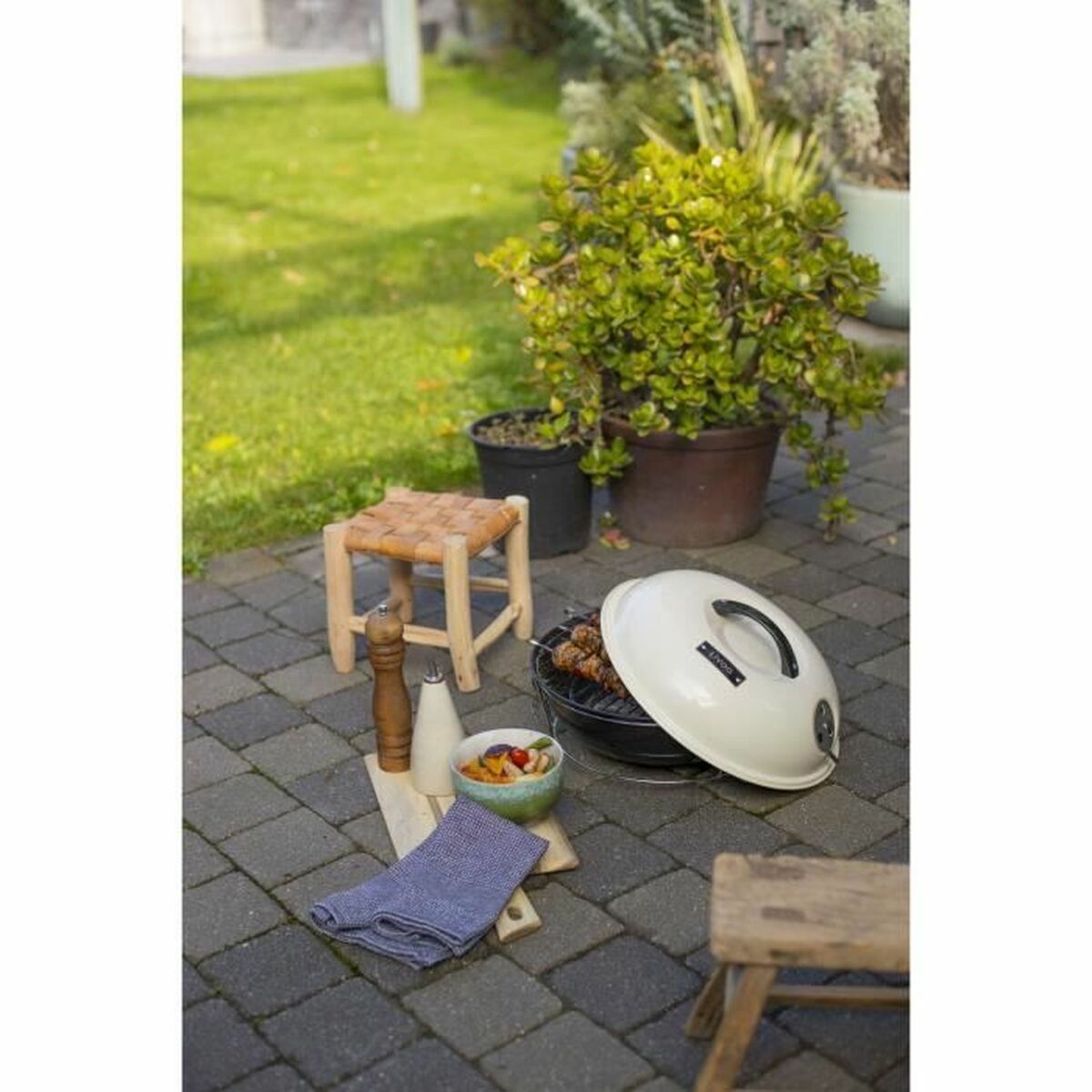 Bärbar Grill Livoo Ø 34 cm finns hos Aktivcamping