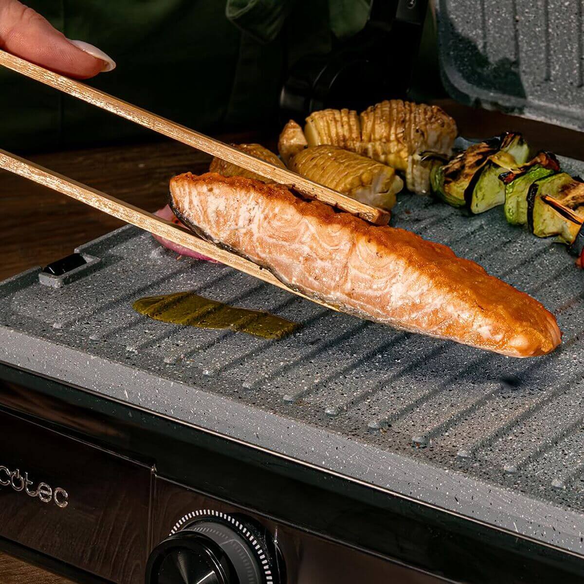Elektrisk Grill Cecotec Rock’nGrill 2200 Dual finns hos Aktivcamping