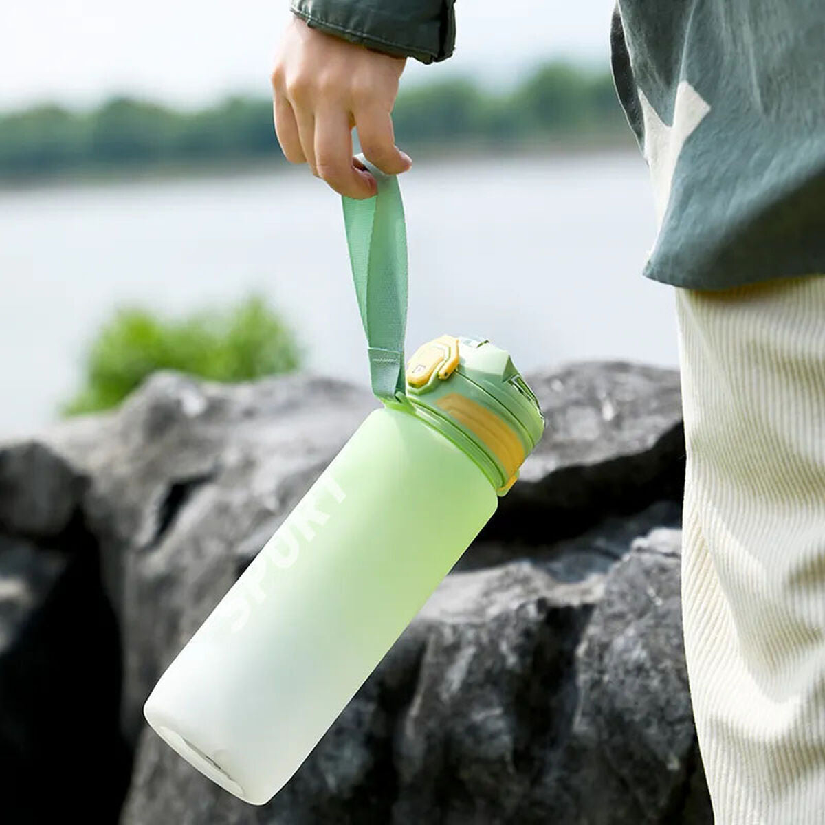 Flaska med lock och sugrör Bewinner Multicolour 800 ml finns hos Aktivcamping