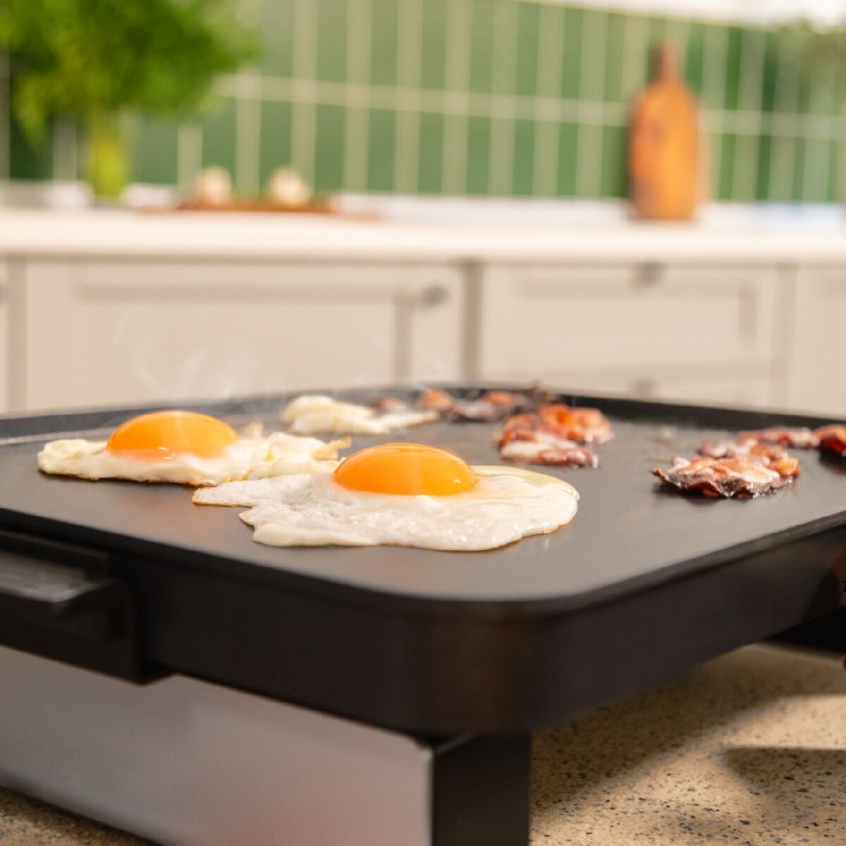 Grillplatta Cecotec Svart 1800 W finns hos Aktivcamping