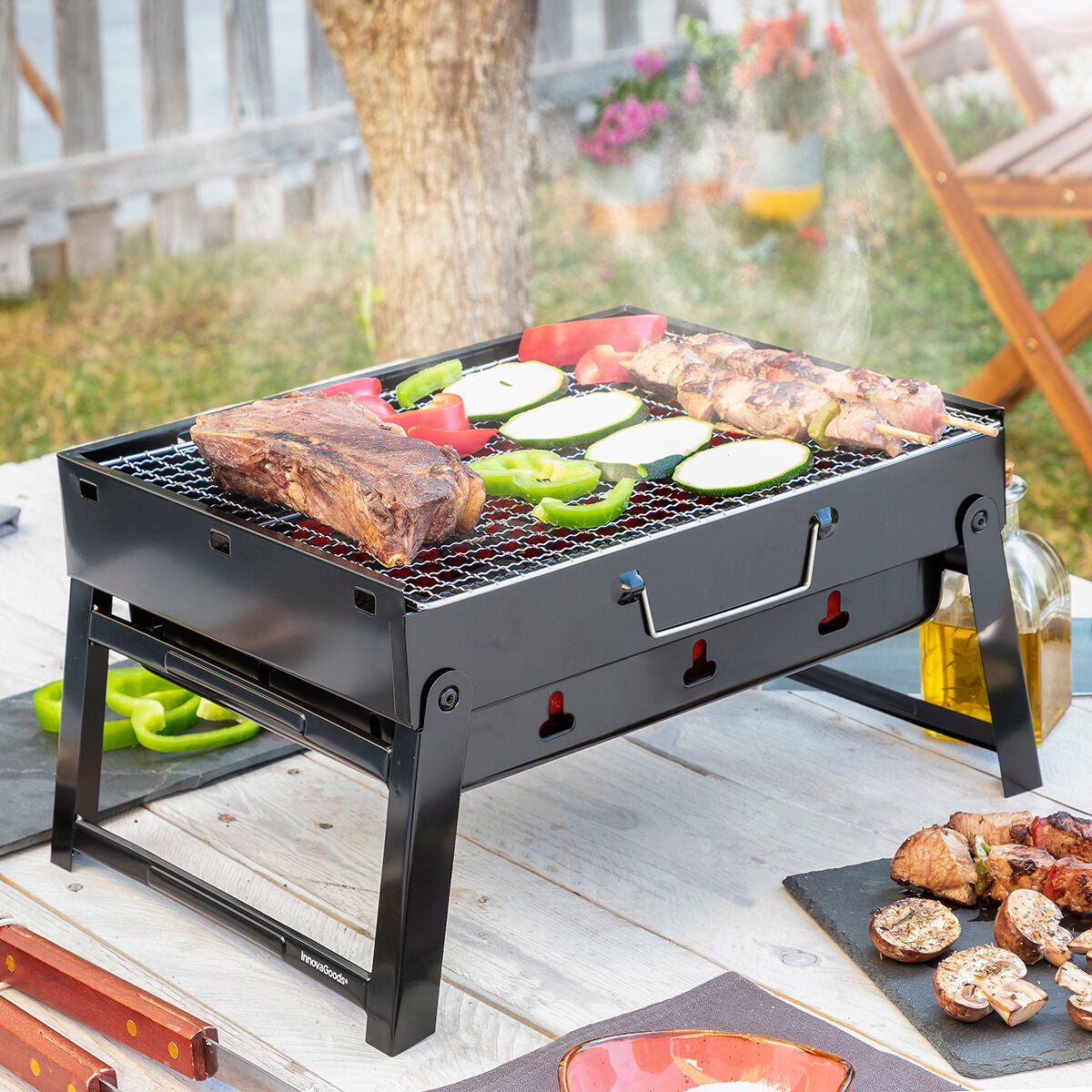 Hopfällbar bärbar kolgrill för användning med träkol BearBQ InnovaGoods finns hos Aktivcamping