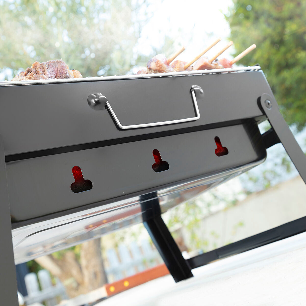 Hopfällbar bärbar kolgrill för användning med träkol BearBQ InnovaGoods finns hos Aktivcamping