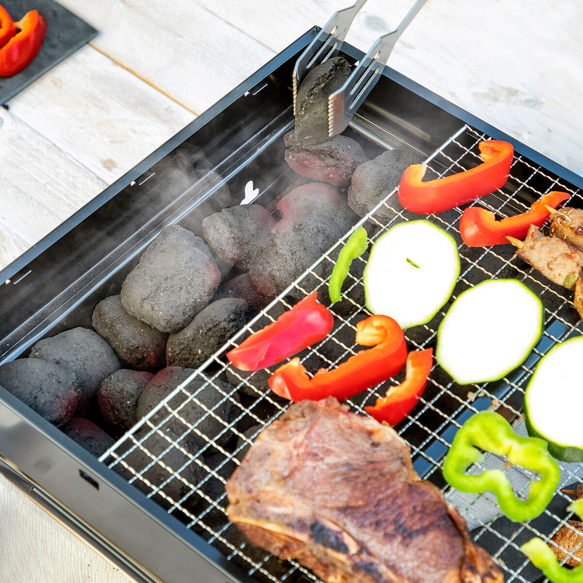 Hopfällbar bärbar kolgrill för användning med träkol BearBQ InnovaGoods finns hos Aktivcamping