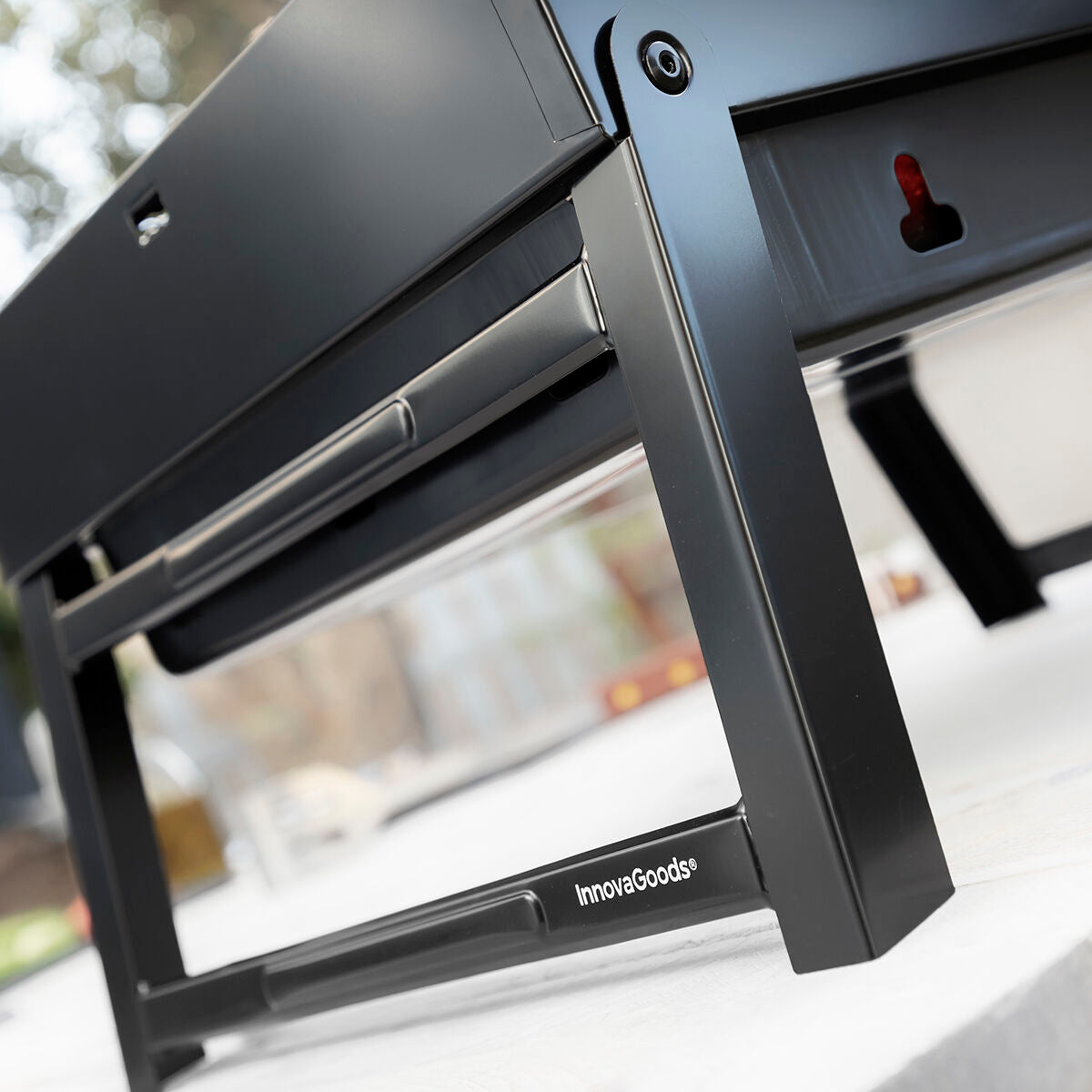 Hopfällbar bärbar kolgrill för användning med träkol BearBQ InnovaGoods finns hos Aktivcamping