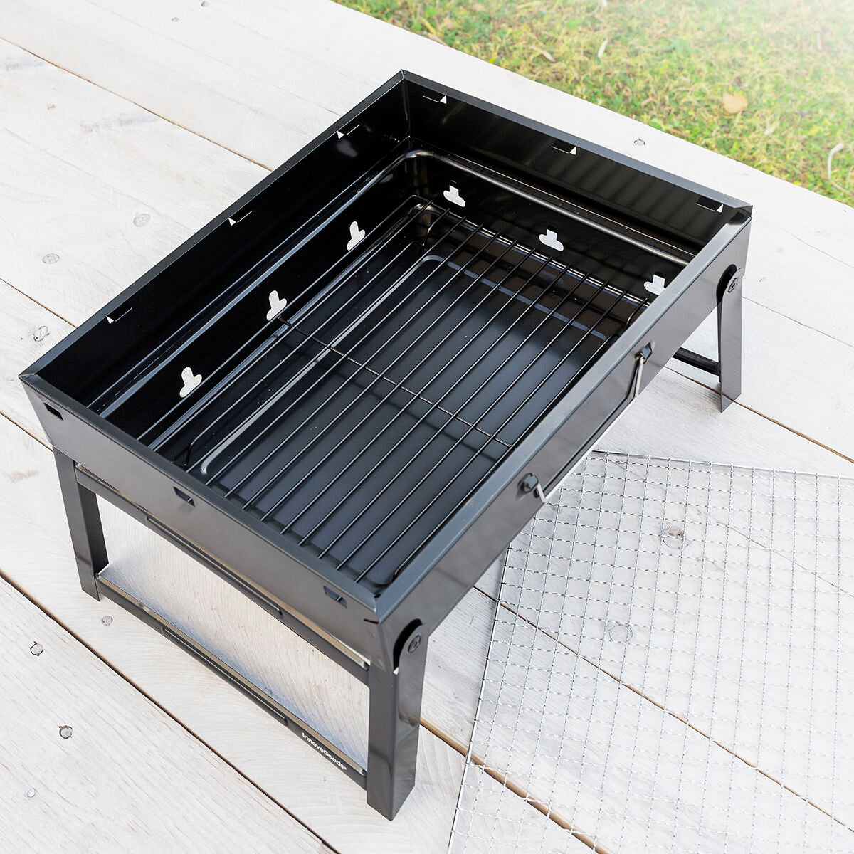 Hopfällbar bärbar kolgrill för användning med träkol BearBQ InnovaGoods finns hos Aktivcamping