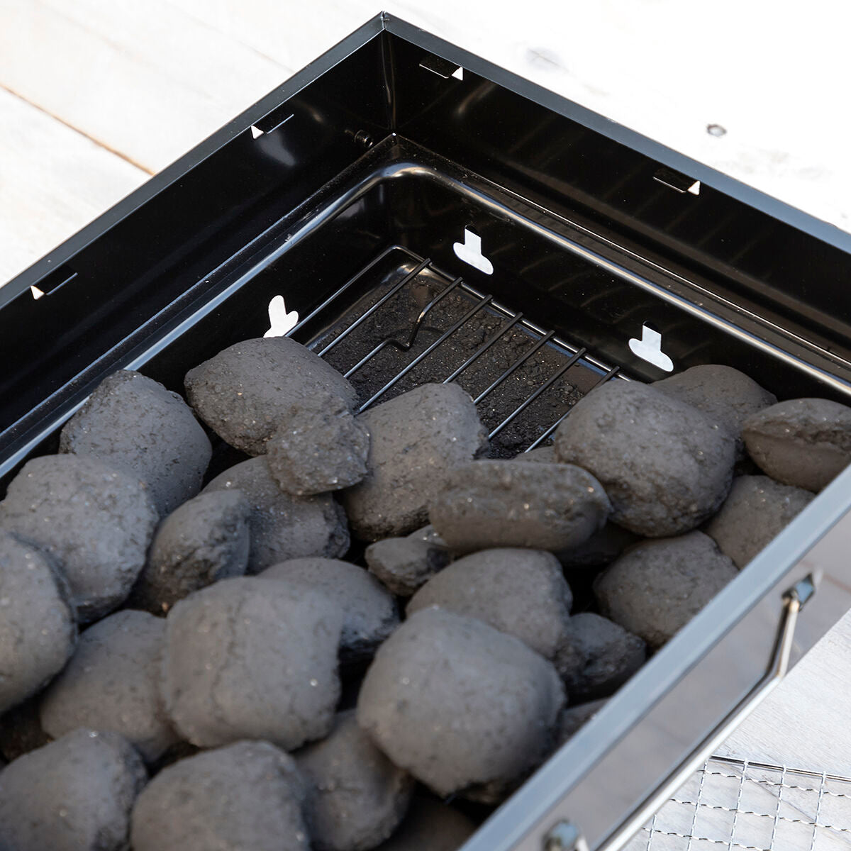 Hopfällbar bärbar kolgrill för användning med träkol BearBQ InnovaGoods finns hos Aktivcamping