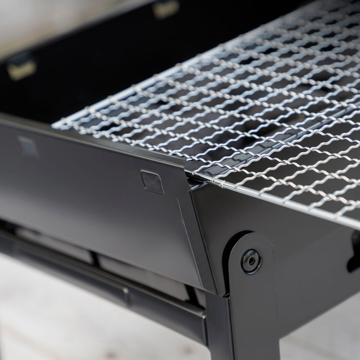 Hopfällbar bärbar kolgrill för användning med träkol BearBQ InnovaGoods finns hos Aktivcamping
